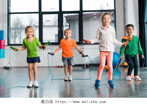 多民族儿童在体育馆用跳绳进行运动